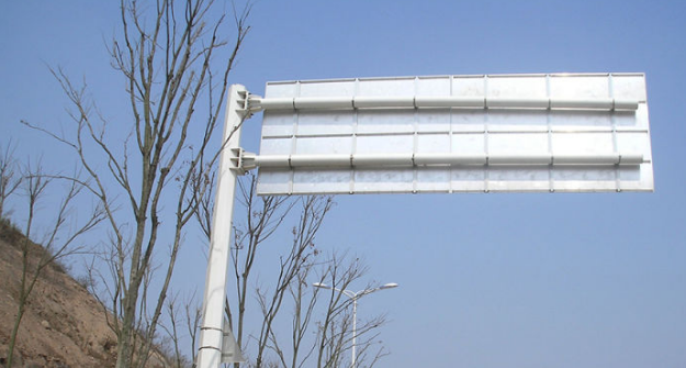 道路交通標(biāo)志牌安裝在道路上應(yīng)要做到哪些要求？