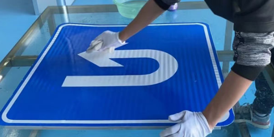 道路交通標(biāo)志牌安裝在道路上應(yīng)要做到哪些要求？